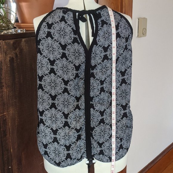 GAP keyhole tie black & white medallion top EUC - Picture 6 of 8